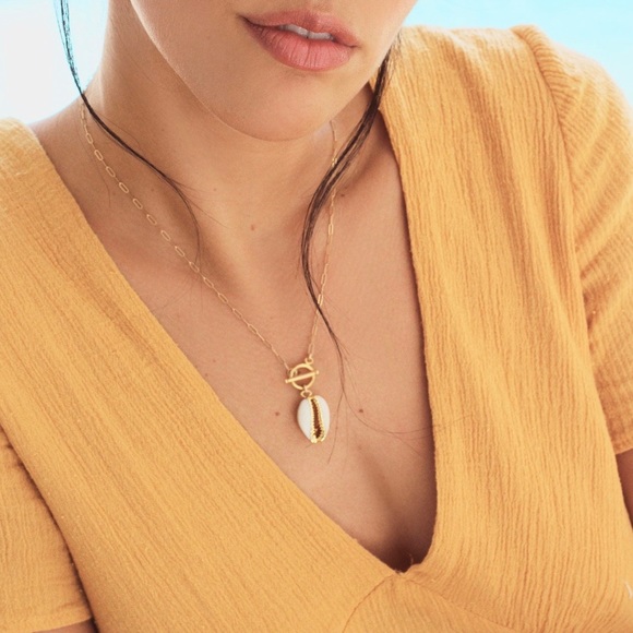 Urban Outfitters Jewelry - Gold Cowrie Shell Mid Length Toggle Clasp Necklace